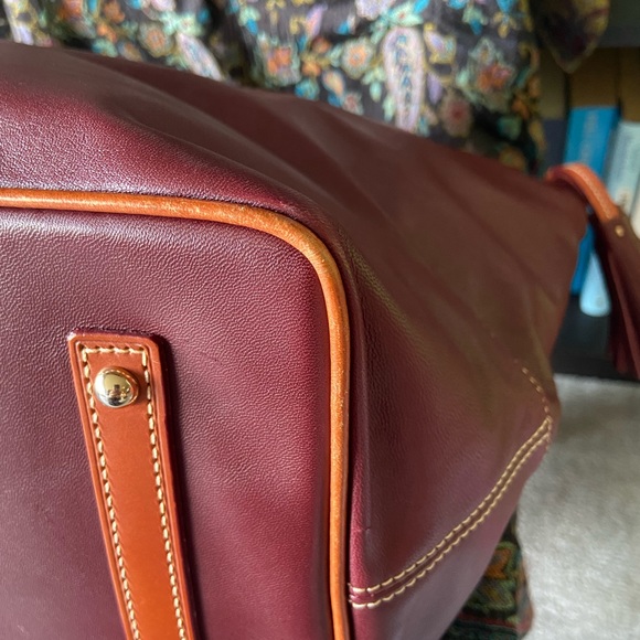 🌸SOLD🌸 Dooney and Bourke Large Tote in Burgundy - Very Good Used Condition - Picture 5 of 10